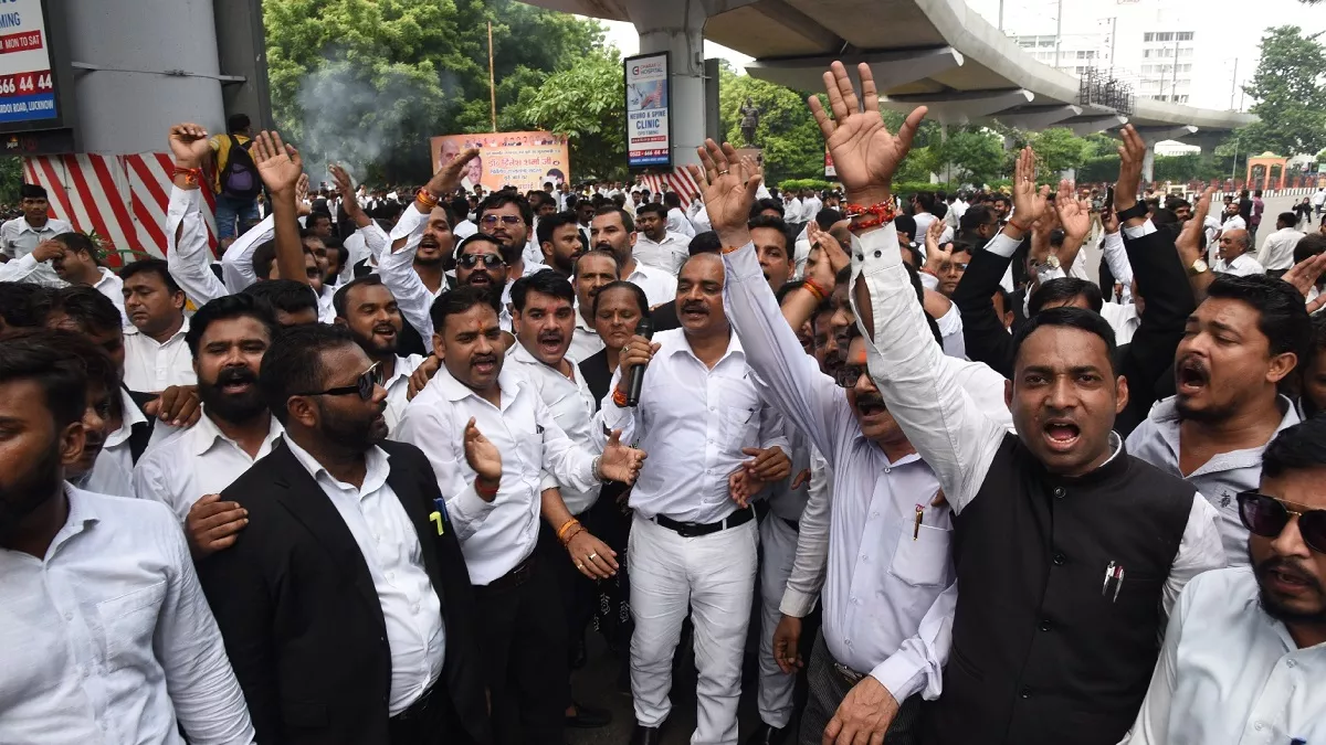 आगरा में खत्म हुई अधिवक्ताओं की हड़ताल